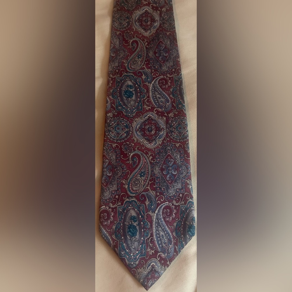 417 by Van Heusen Men’s tie. Burgundy and Blue paisley.